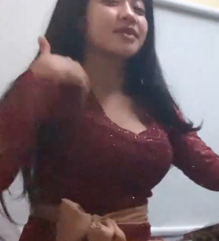 laura codsplay kebaya merah