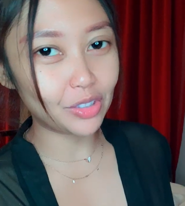 gadis cantik pamer tetek