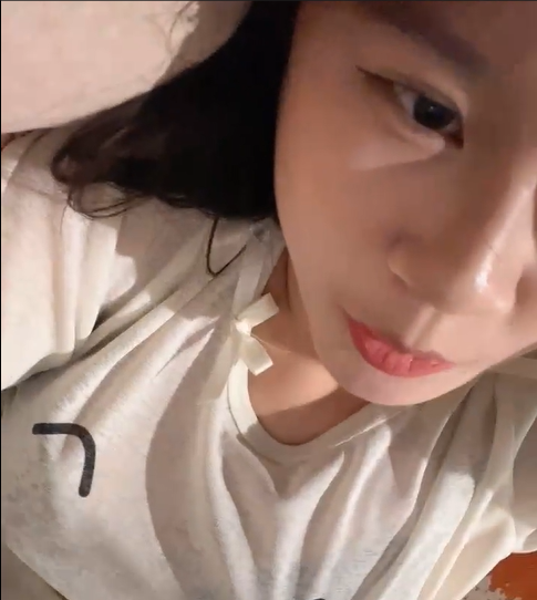 Seorang gadis desa yang manis dengan payudara besar, ngewe sama pacarnya.