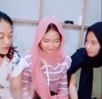 HIJAB CANTIK 3SOME DI LIVE