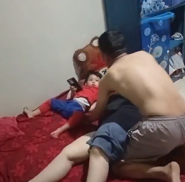 pasutri ngewe di samping anak nya ikut nenen
